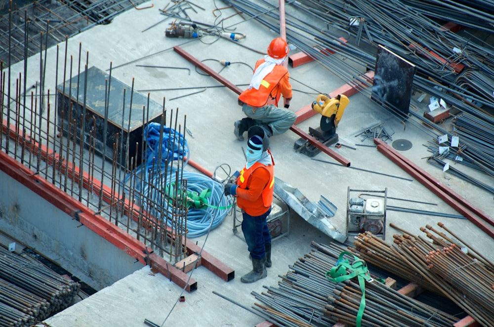 Bouwplaats met medewerkers